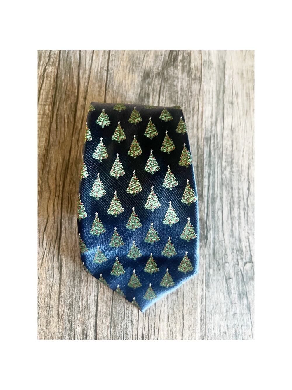 Noel Holiday Collection Men’s Christmas Tree Print Tie Navy Green